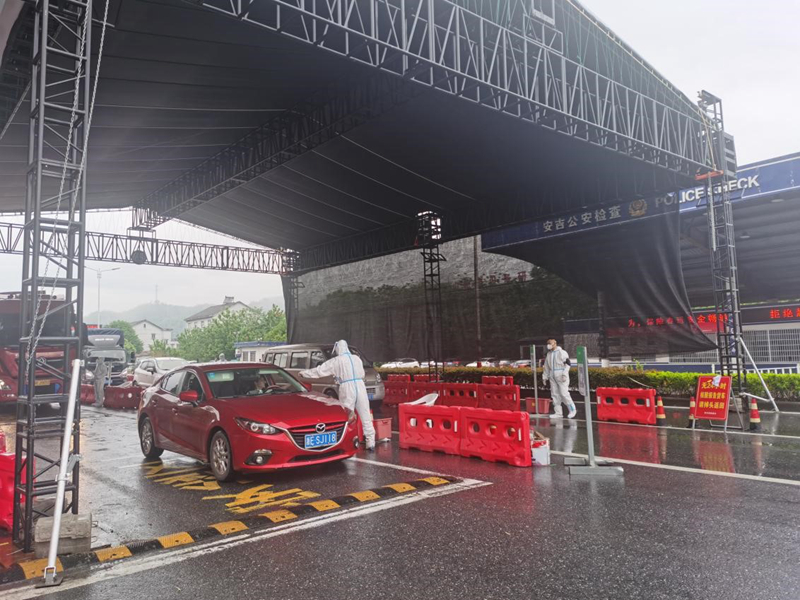 華都黨員高速口&ldquo;站崗&rdquo;充實(shí)安吉防疫力量