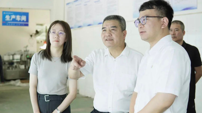 省供銷社黨委委員、監事會主任童日暉到石原金牛生物公司調研